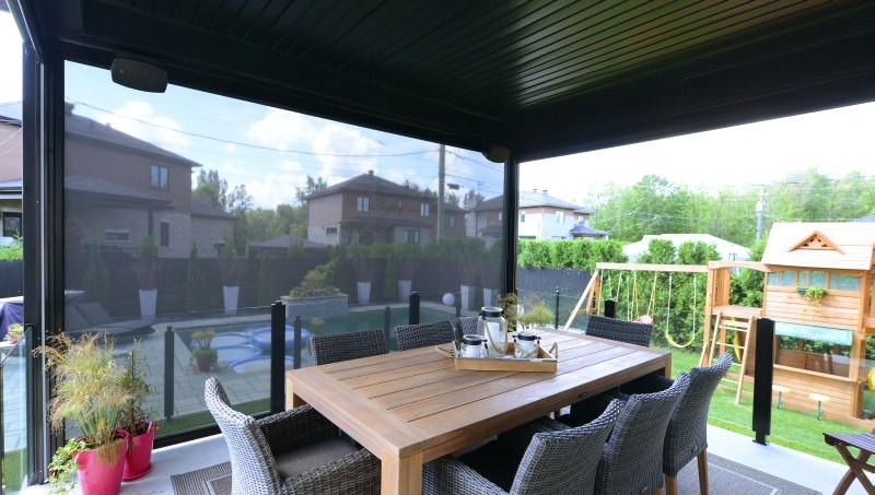 Mosquiteria Retractable Screen Wall