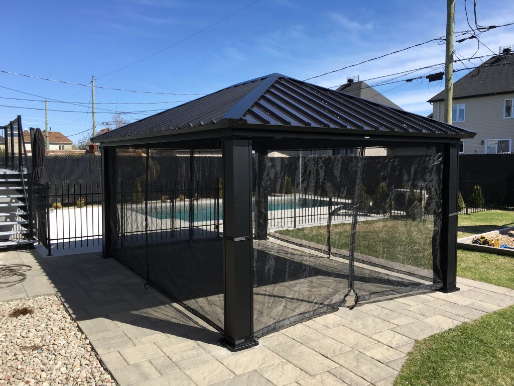 Jardin Sunroom with Curtains